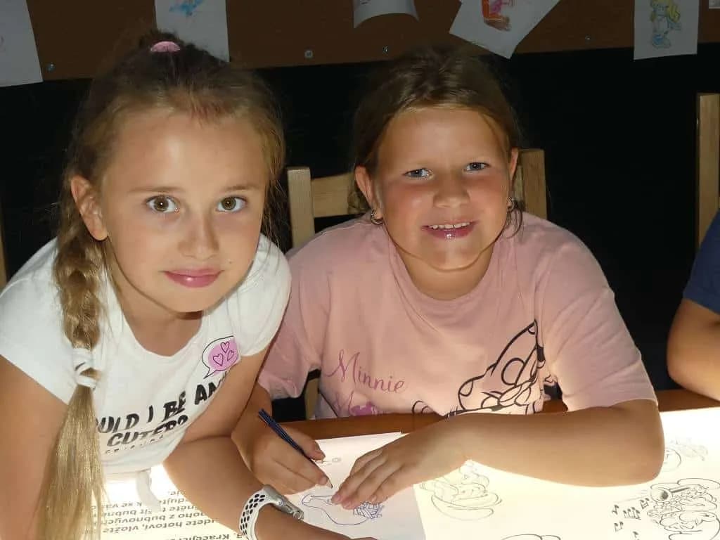 Fotografie z článku: Výlet 1. - 3. tříd do Šmoulí země