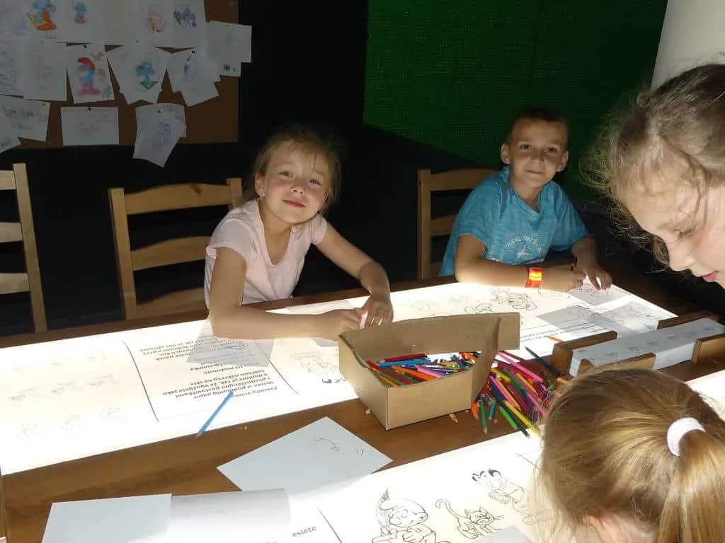 Fotografie z článku: Výlet 1. - 3. tříd do Šmoulí země