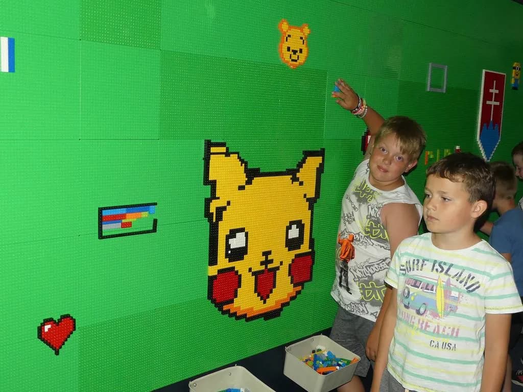 Fotografie z článku: Výlet 1. - 3. tříd do Šmoulí země