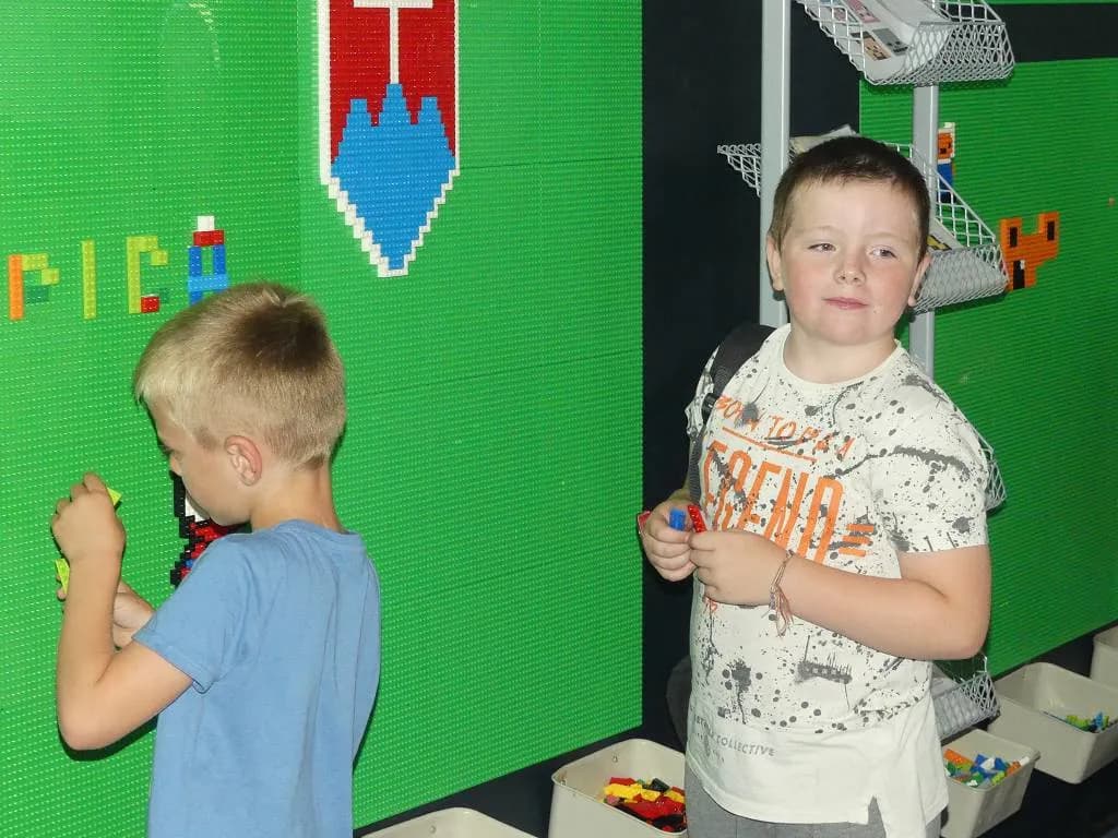 Fotografie z článku: Výlet 1. - 3. tříd do Šmoulí země