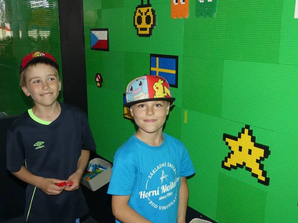 Fotografie z článku: Výlet 1. - 3. tříd do Šmoulí země