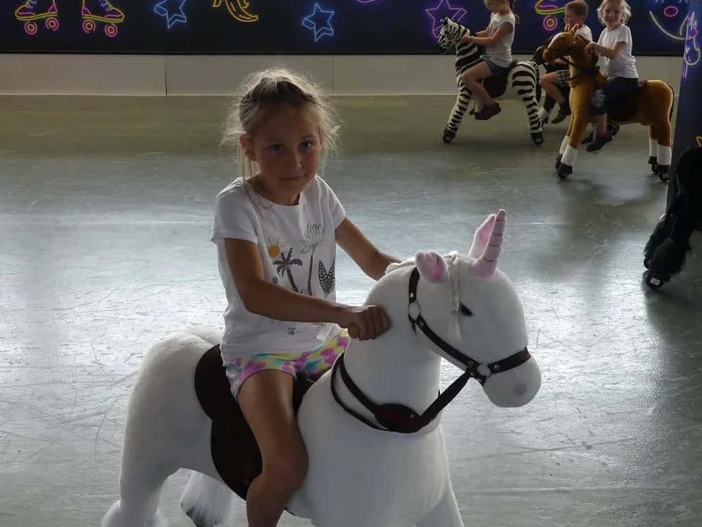 Fotografie z článku: Výlet 1. - 3. tříd do Šmoulí země