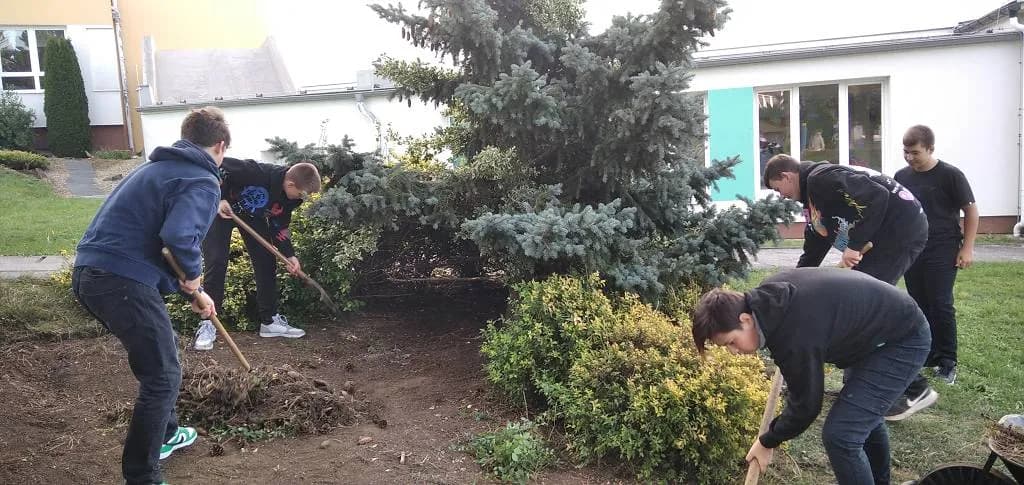 Fotografie z článku: Zahradníci z deváté třídy