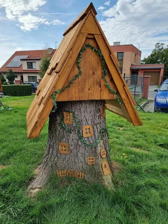 Fotografie z článku: Domečky pro nové obyvatele našeho školního areálu