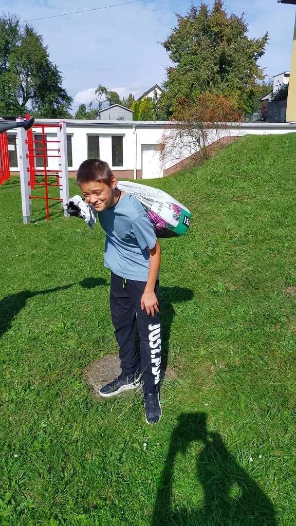 Fotografie z článku: Sedmáci pečují o školní zahradu a jezírko