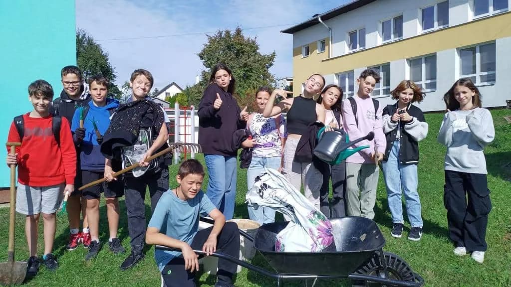 Fotografie z článku: Sedmáci pečují o školní zahradu a jezírko