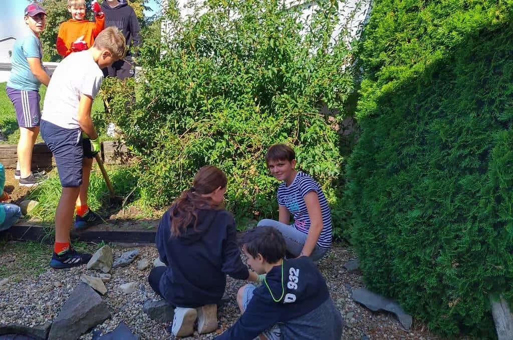 Fotografie z článku: Sedmáci pečují o školní zahradu a jezírko