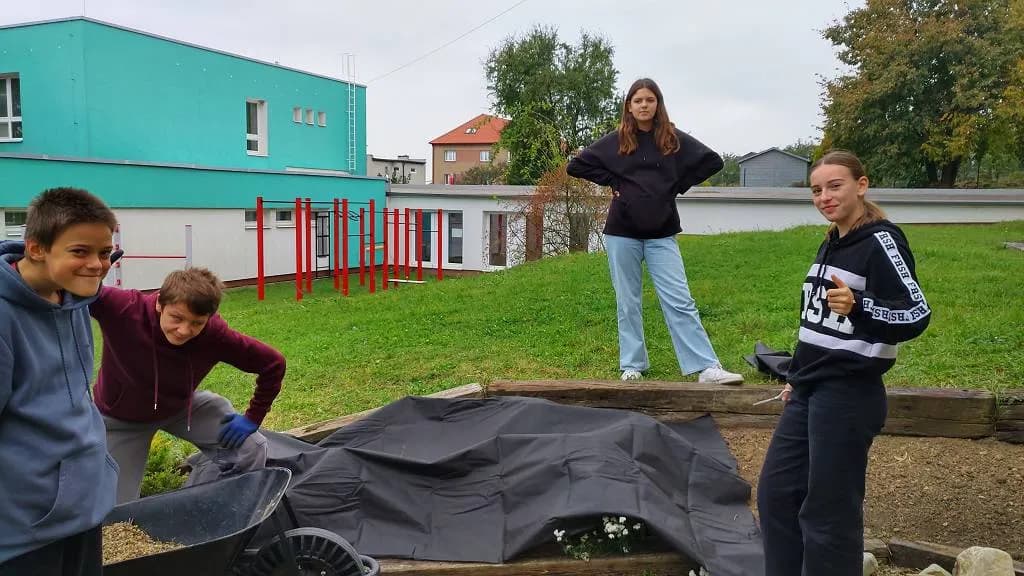 Fotografie z článku: Sedmáci pečují o školní zahradu a jezírko