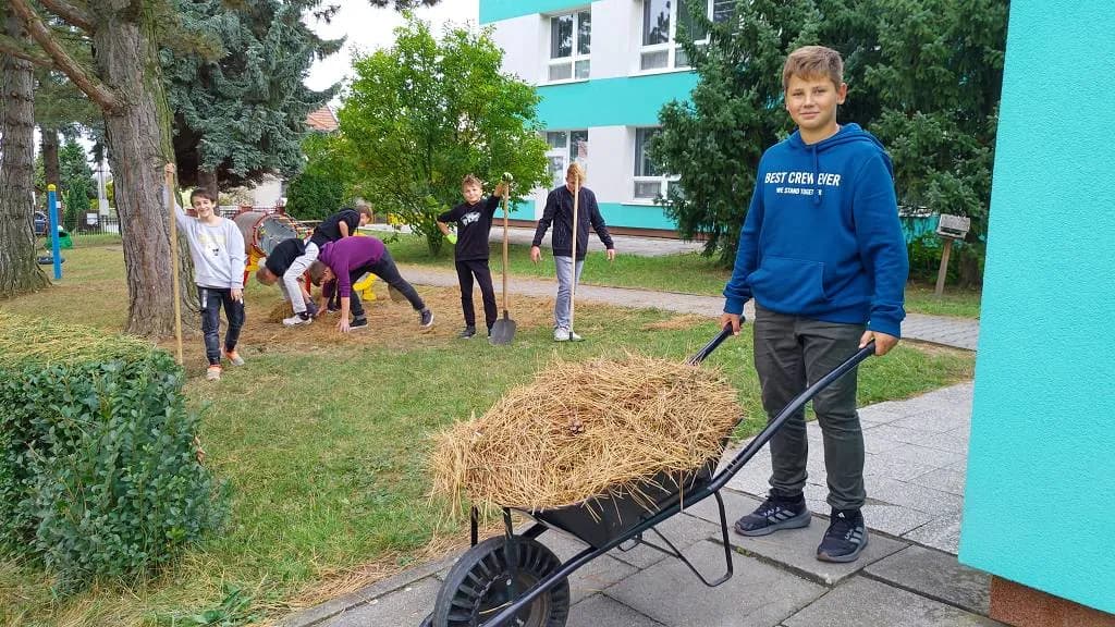 Fotografie z článku: Sedmáci pečují o školní zahradu a jezírko