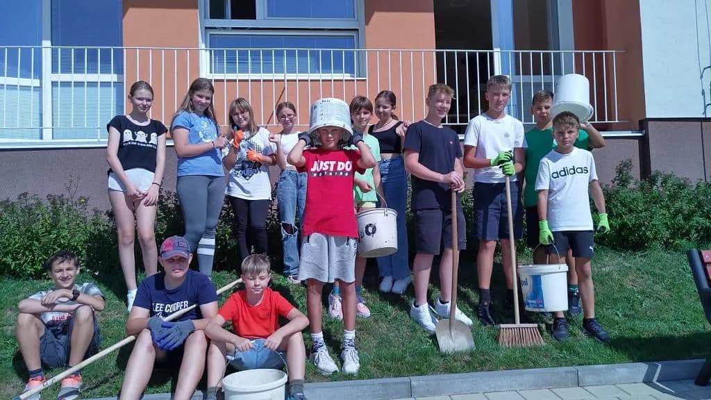 Fotografie z článku: Sedmáci pečují o školní zahradu a jezírko