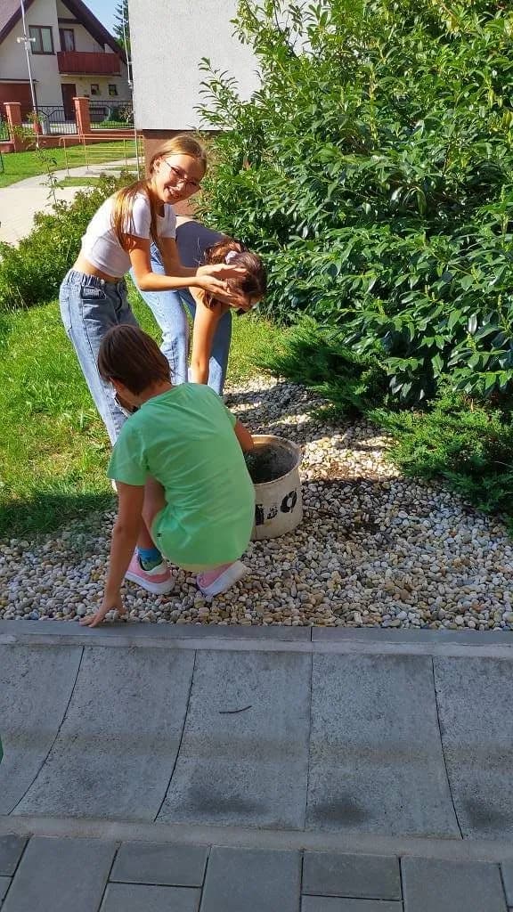 Fotografie z článku: Sedmáci pečují o školní zahradu a jezírko
