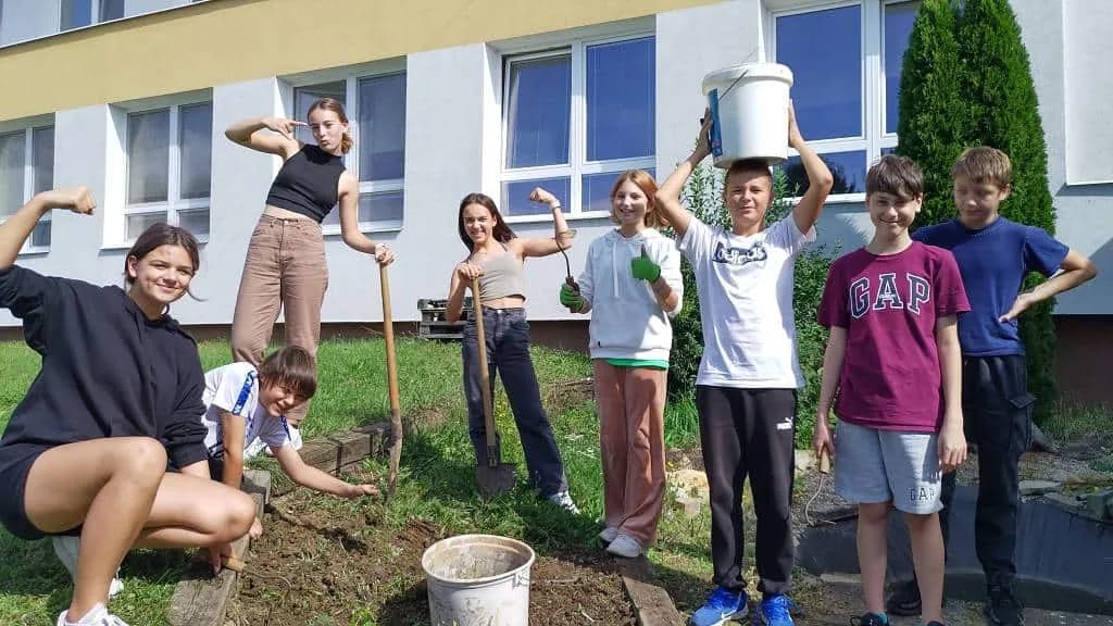 Fotografie z článku: Sedmáci pečují o školní zahradu a jezírko