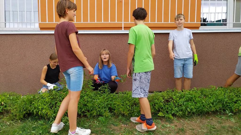 Fotografie z článku: Sedmáci pečují o školní zahradu a jezírko
