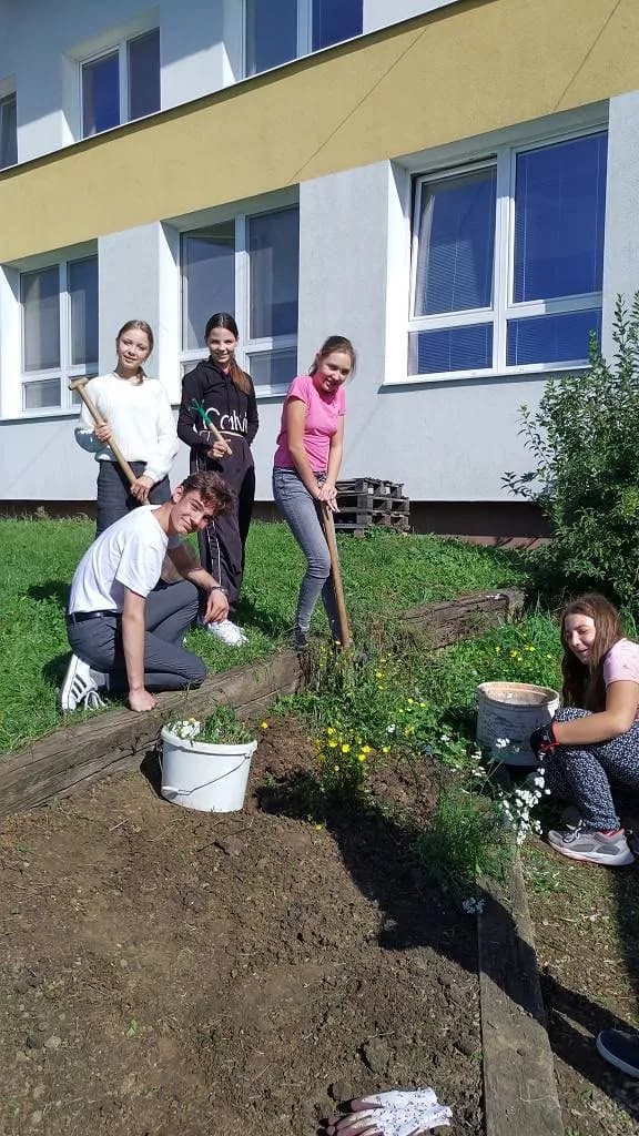 Fotografie z článku: Sedmáci pečují o školní zahradu a jezírko