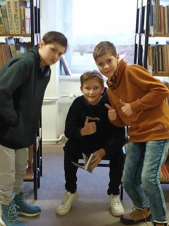 Fotografie z článku: Šesťáci v knihovně