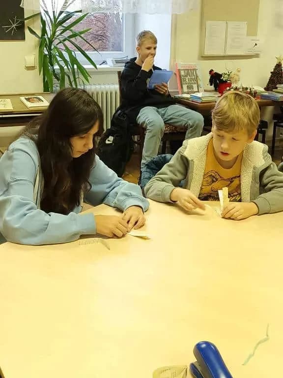 Fotografie z článku: Šesťáci v knihovně