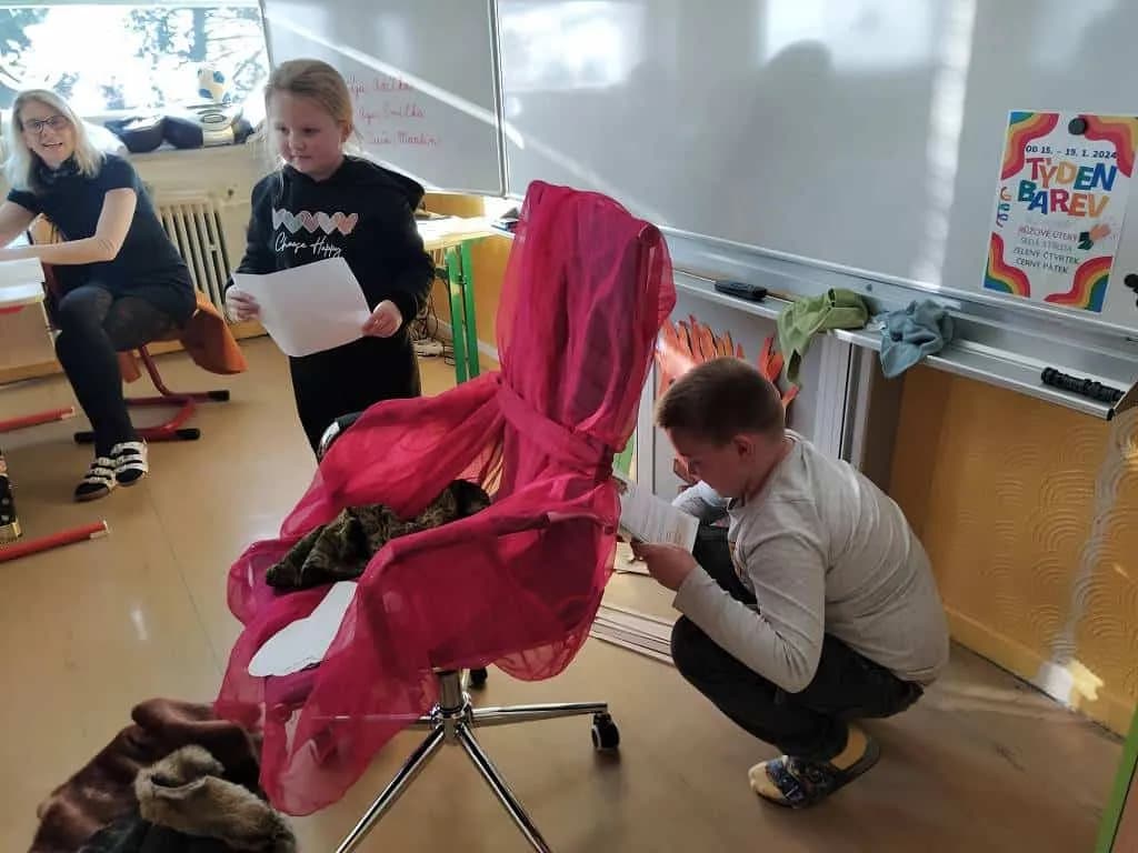 Fotografie z článku: Hodina čtení ve II. A - Pohádka o zmrzlém králi