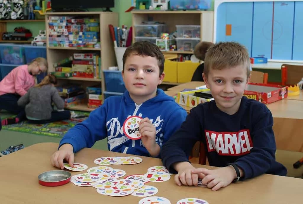 Fotografie z článku: Soutěže ve společenských hrách u Smajlíků