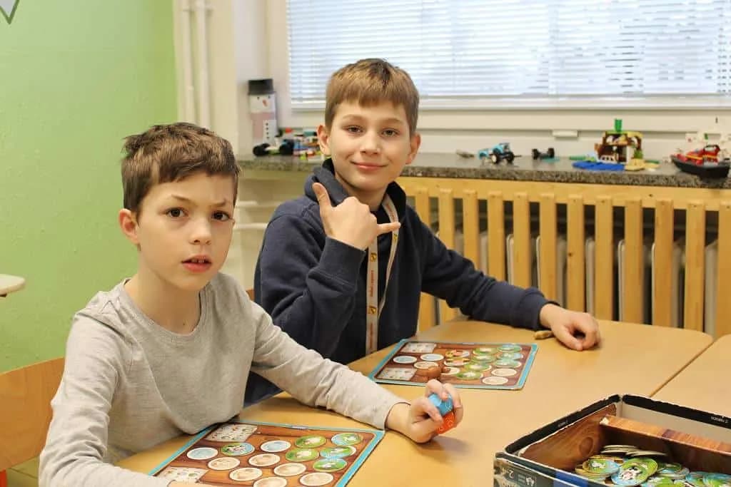 Fotografie z článku: Soutěže ve společenských hrách u Smajlíků
