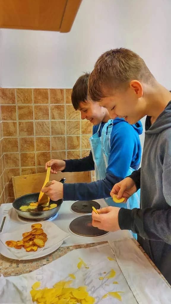 Fotografie z článku: Pracovní činnosti - práce našich žáků