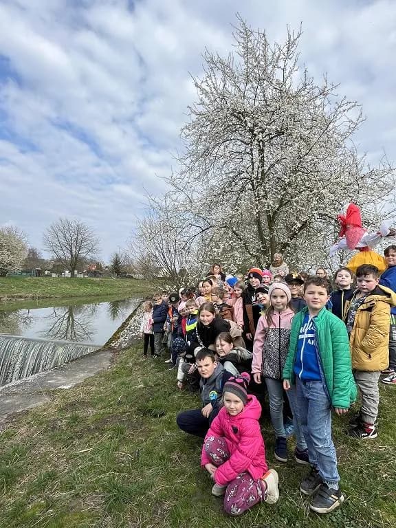Fotografie z článku: Děti ze ŠD vynáší Moranu