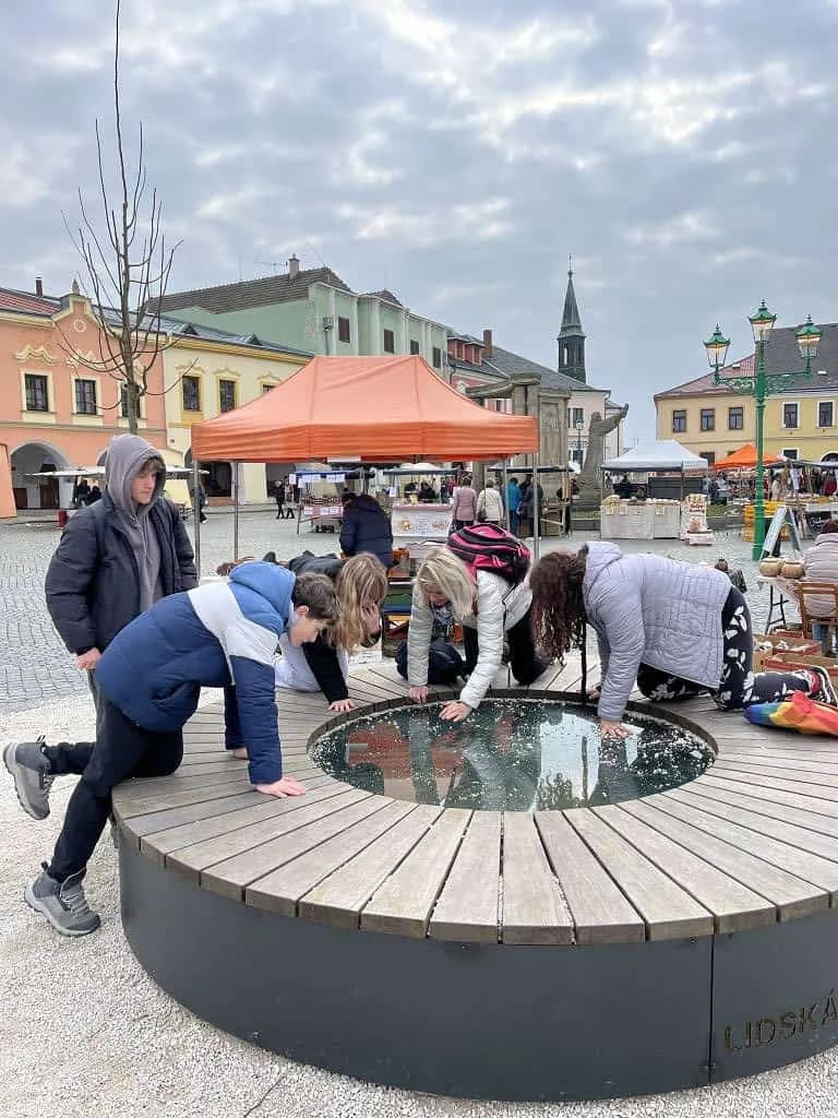 Fotografie z článku: Španělští žáci z Cadizu na návštěvě v Horní Moštěnici