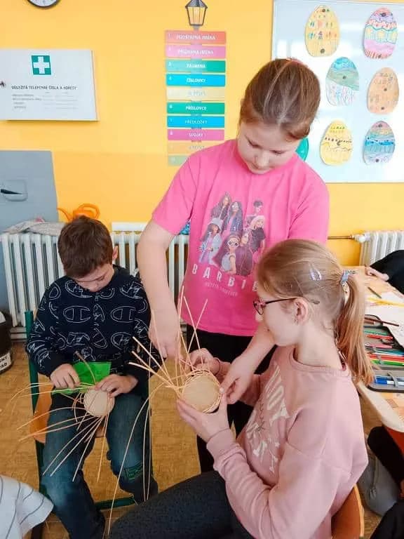 Fotografie z článku: Pletení košíků pro maminky na Den matek ve III.A