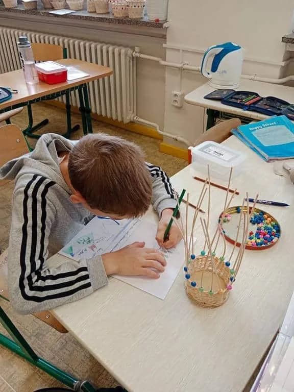 Fotografie z článku: Pletení košíků pro maminky na Den matek ve III.A