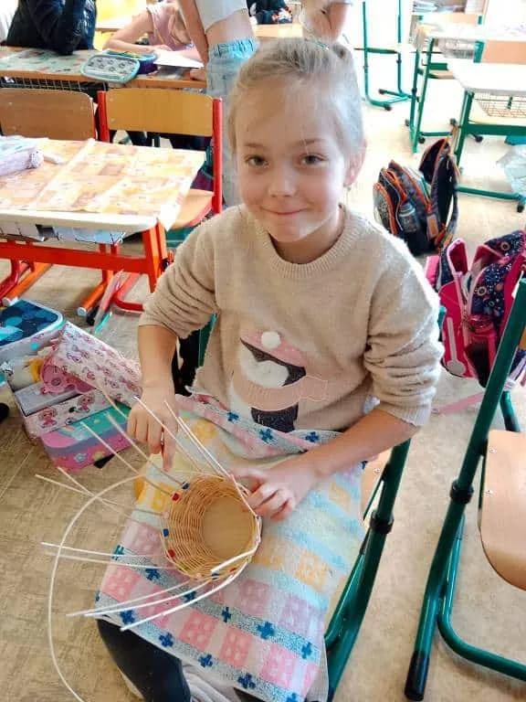 Fotografie z článku: Pletení košíků pro maminky na Den matek ve III.A