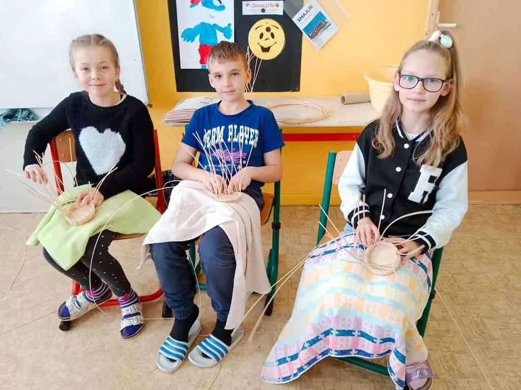 Fotografie z článku: Pletení košíků pro maminky na Den matek ve III.A