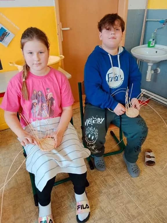 Fotografie z článku: Pletení košíků pro maminky na Den matek ve III.A