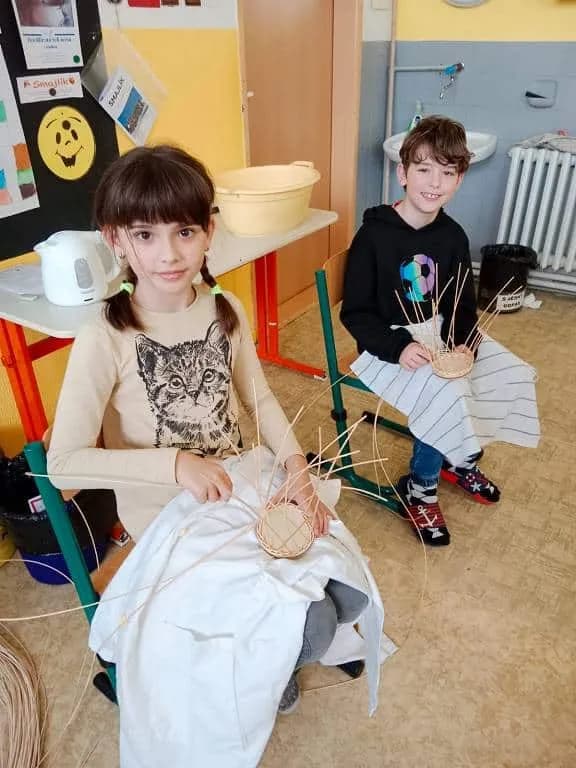 Fotografie z článku: Pletení košíků pro maminky na Den matek ve III.A