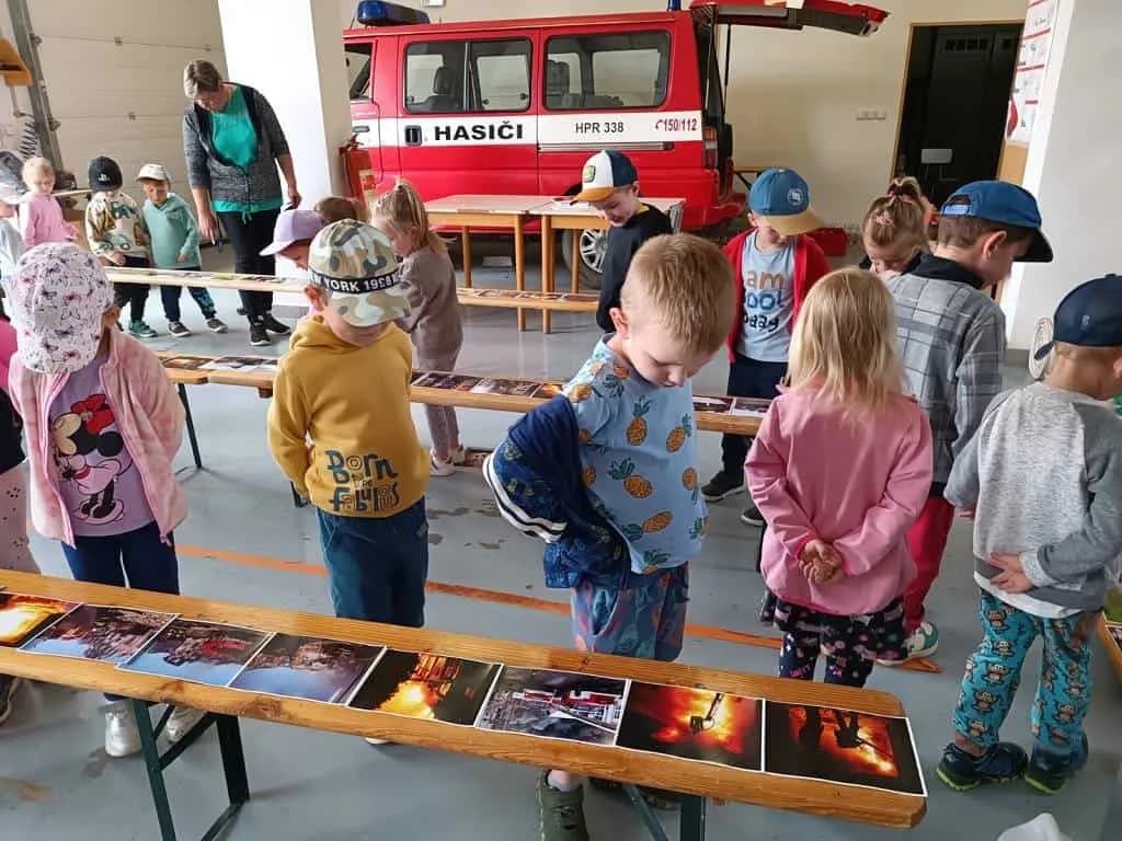Fotografie z článku: MŠ v hasičské zbrojnici