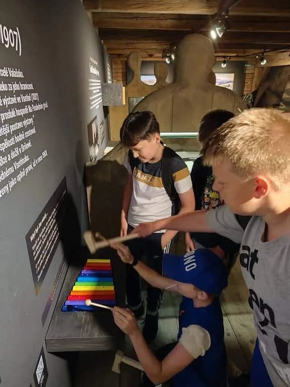 Fotografie z článku: Výlet VI. B do Rožnova p. R.