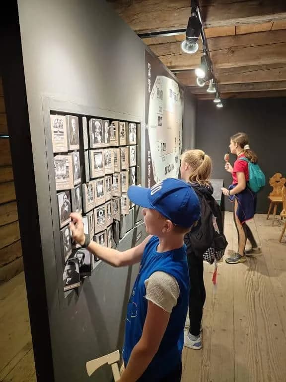 Fotografie z článku: Výlet VI. B do Rožnova p. R.