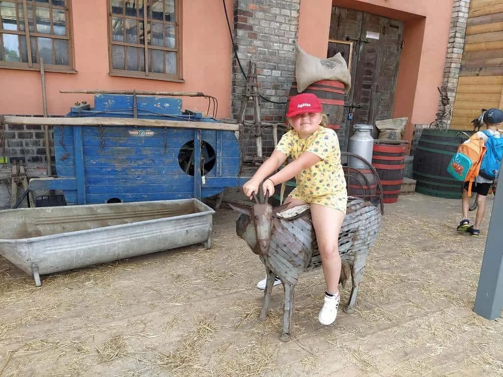 Fotografie z článku: Výlet 1. a 2. tříd do Kovozoo
