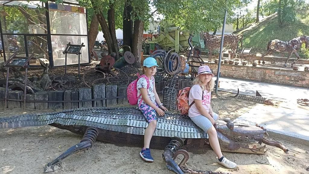 Fotografie z článku: Výlet 1. a 2. tříd do Kovozoo