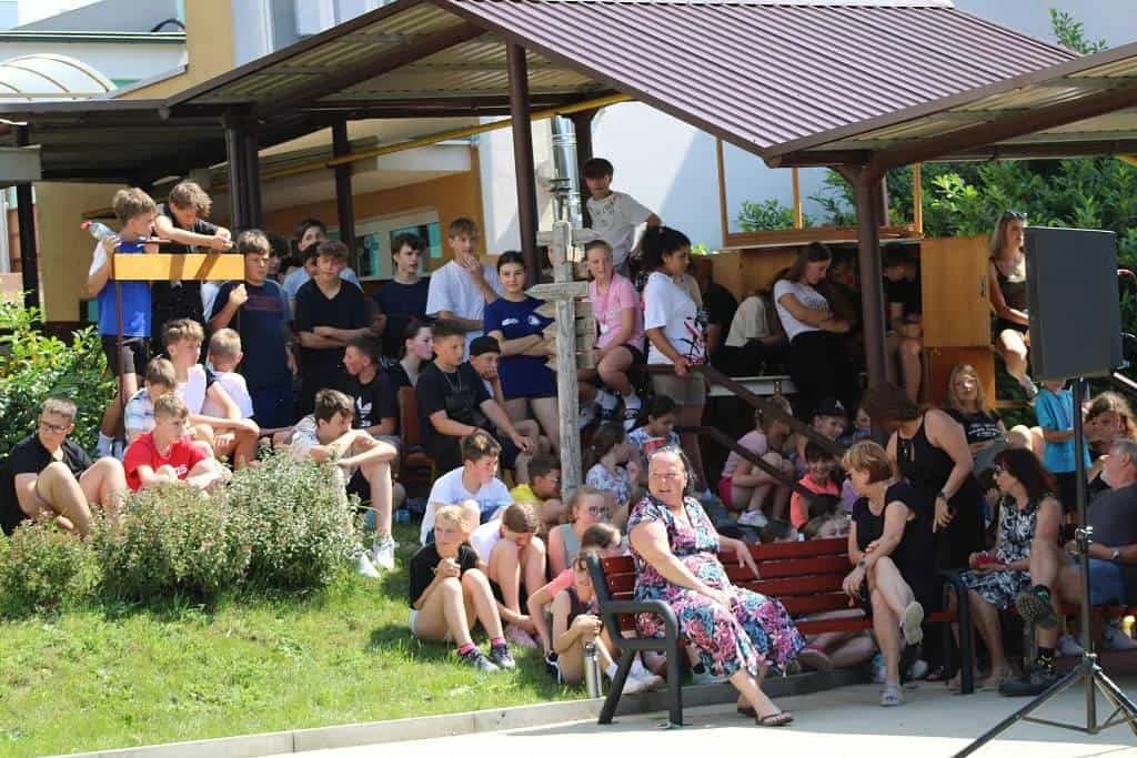 Fotografie z článku: Koncert skupiny Black Friday v areálu ZŠ a MŠ Horní Moštěnice
