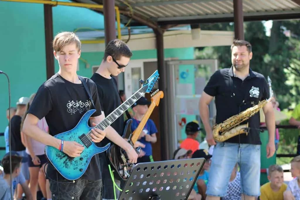 Fotografie z článku: Koncert skupiny Black Friday v areálu ZŠ a MŠ Horní Moštěnice