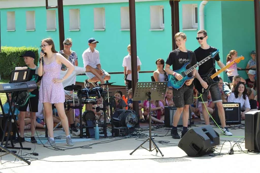 Fotografie z článku: Koncert skupiny Black Friday v areálu ZŠ a MŠ Horní Moštěnice