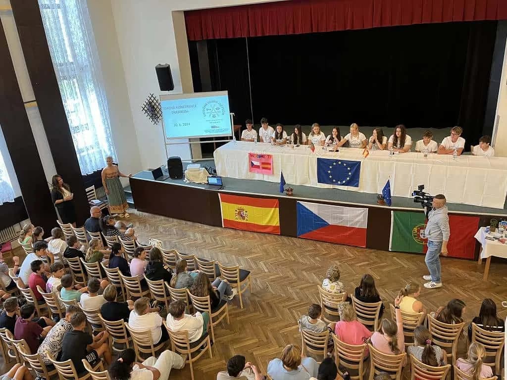 Fotografie z článku: Tisková konference k projektu Erasmus +