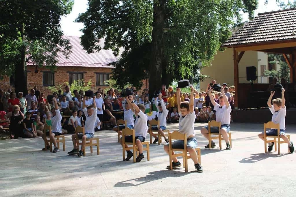 Fotografie z článku: Školní akademie. Rozloučení s deváťáky.