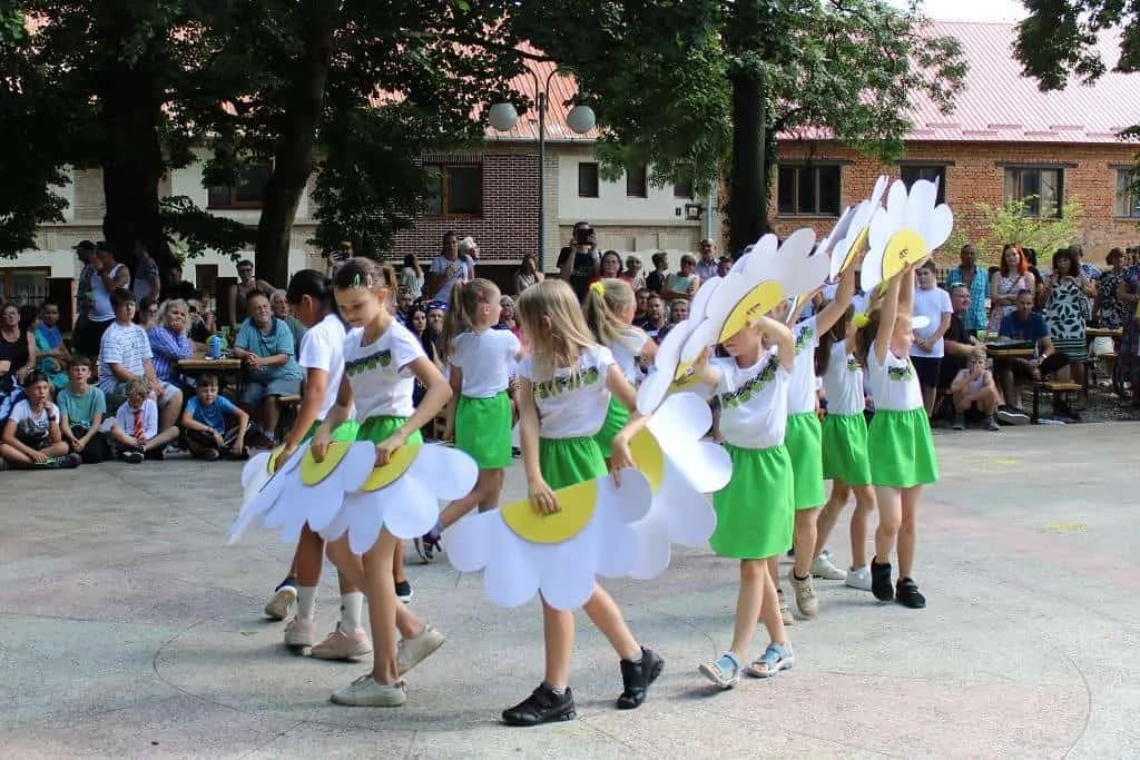 Fotografie z článku: Školní akademie. Rozloučení s deváťáky.