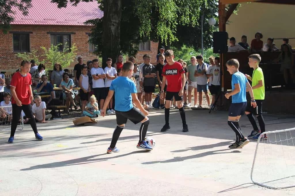 Fotografie z článku: Školní akademie. Rozloučení s deváťáky.