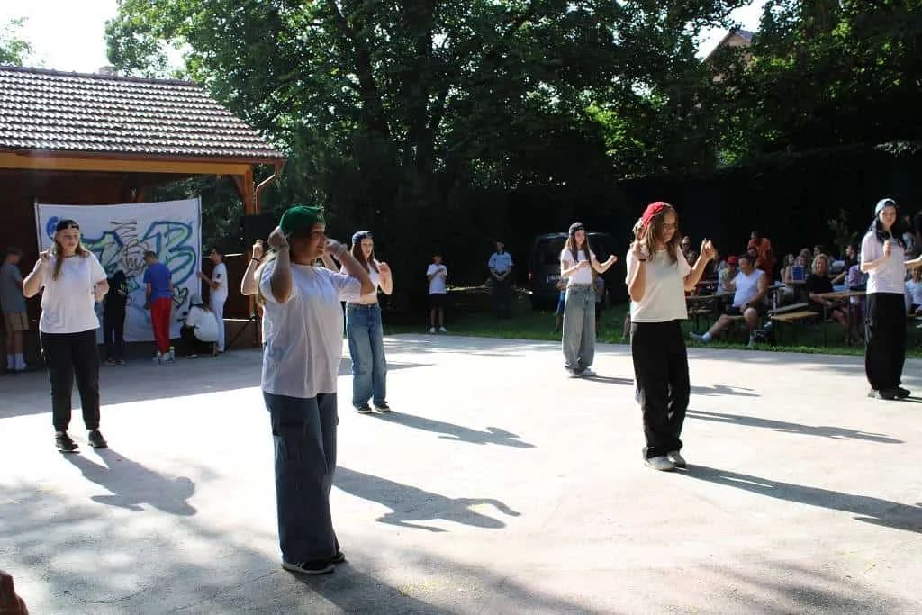 Fotografie z článku: Školní akademie. Rozloučení s deváťáky.