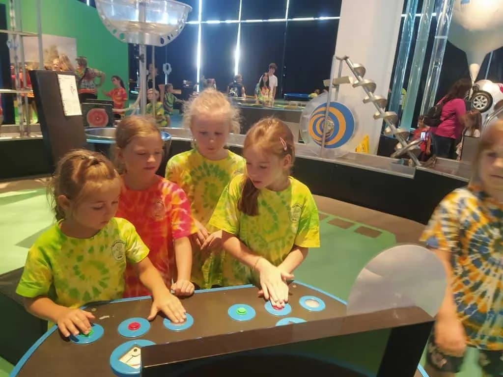 Fotografie z článku: Přívesnický tábor Malý věděc