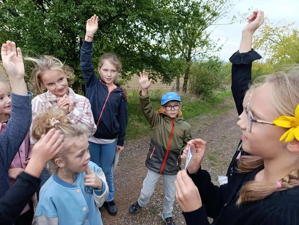 Fotografie z článku: Pohybová stezka se skřítky