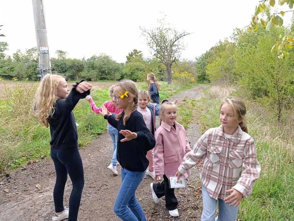 Fotografie z článku: Pohybová stezka se skřítky