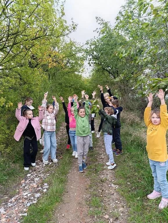 Fotografie z článku: Pohybová stezka se skřítky