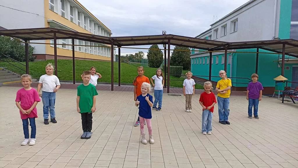 Fotografie z článku: Natáčení videoklipů s Pomněnkou a Rubínkou v ZŠ Horní Moštěnice